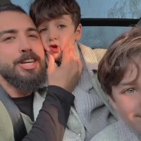 مگه میشه رنگ چشاتو  من یادم بره |آهنگ زیبا | خواننده با دوقلوهایش