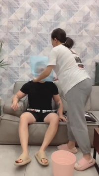 عاقبت آقایونی که در خانه تکانی کمک نمی کنند ... کلیپ خنده دار کوتاه