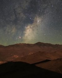 درخشش شگفت انگیز کهکشان راه شیری با طلوع ماه